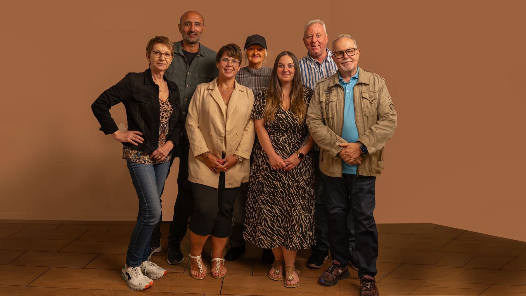 Das Team der Fahrschule Zanke vor einer warm ausgeleuchteten Wand.
