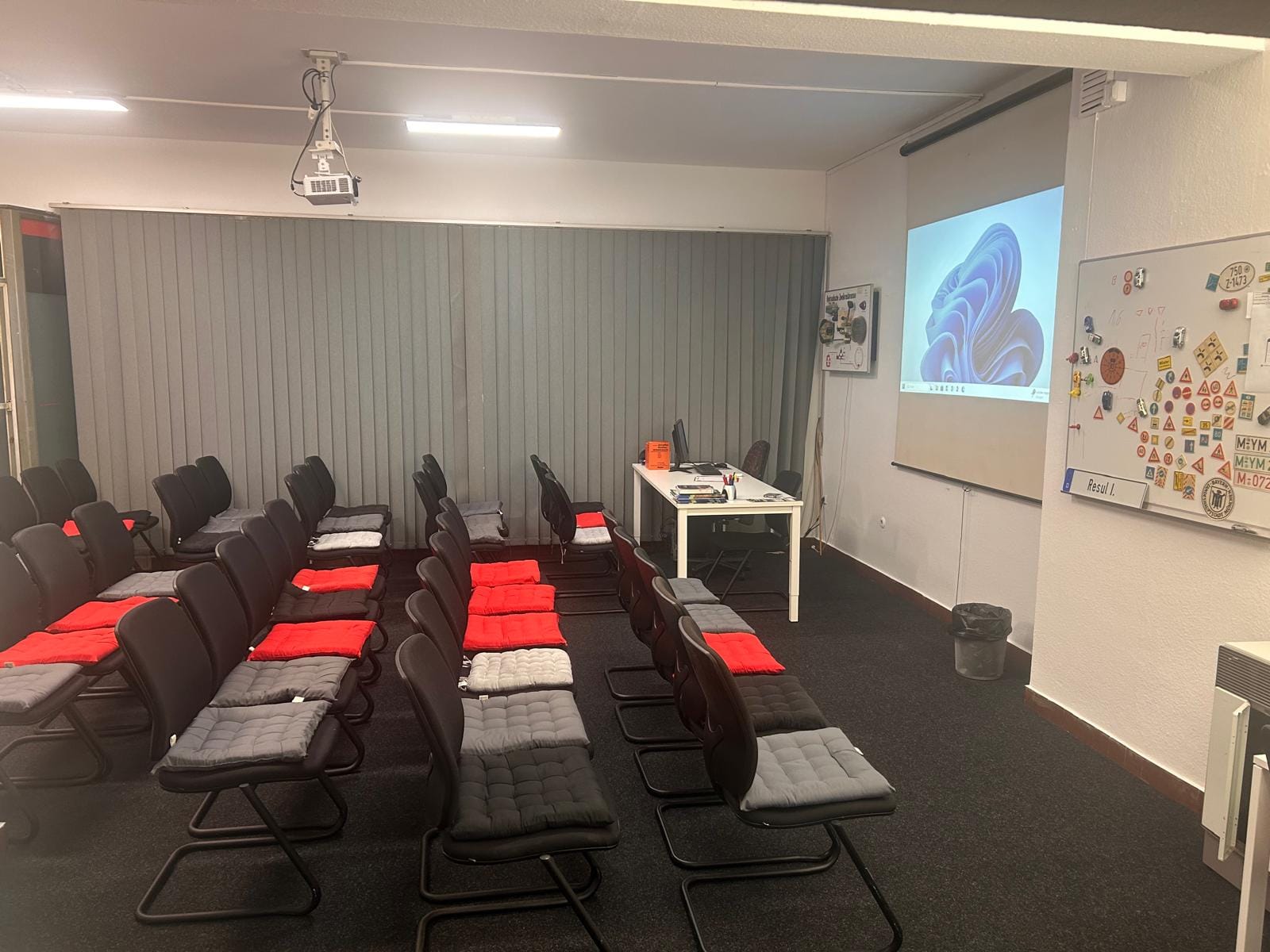 Theorieraum der Fahrschule Zanke mit Beamer, Leinwand und Verkehrszeichen-Magnettafel.